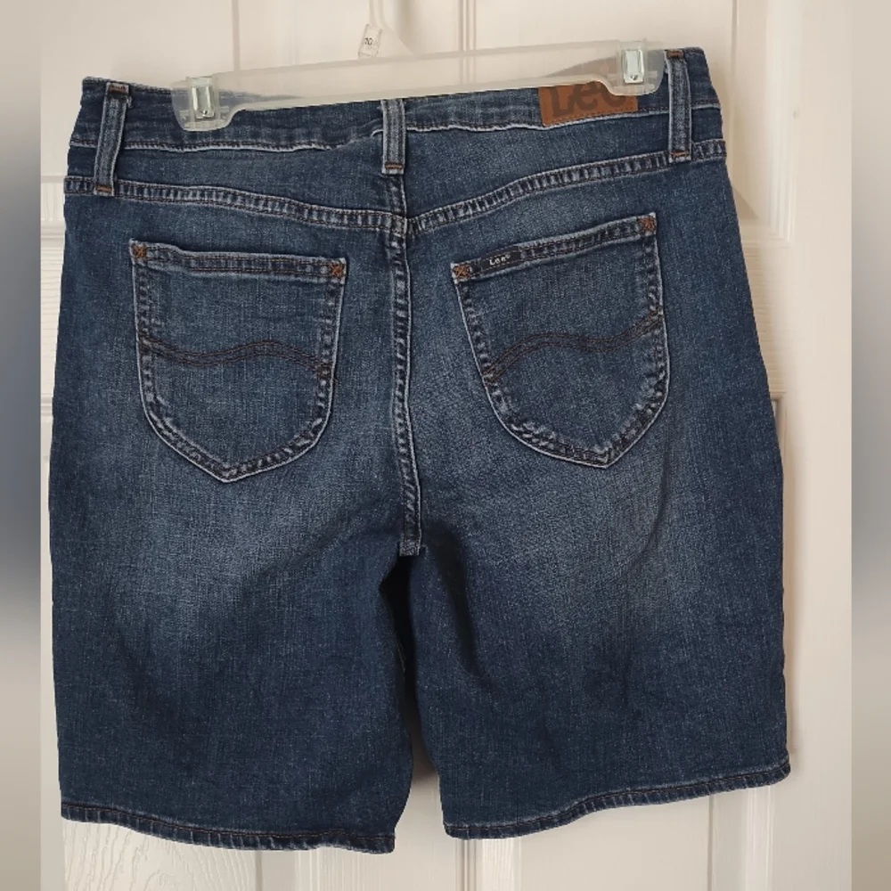 Lee Women's Mid-rise Blue Denim Bermuda Shorts - Picture 3 of 4